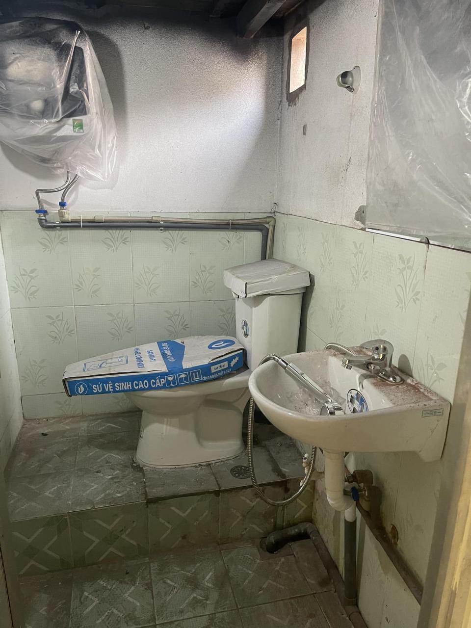 Thợ lắp đặt bồn cầu chuyên nghiệp