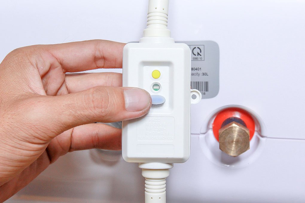 Thợ thay bộ phận chống giật cửa bình nóng lạnh tại hà Nội