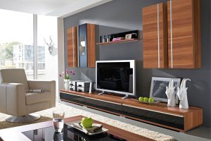 Thợ lắp đặt tivi tại nhà ở Hà Nội