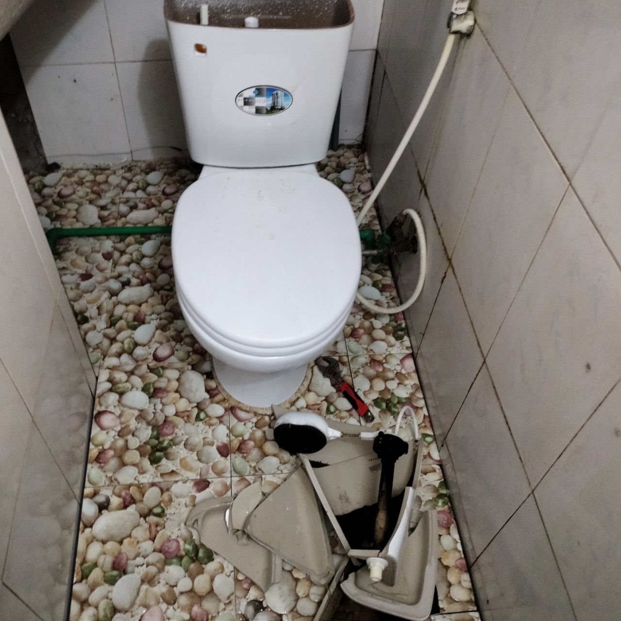 Thợ lắp đặt bồn cầu giá rẻ tại Hà Nội