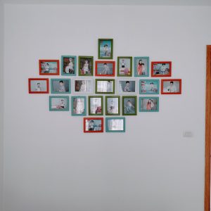 Thợ treo tranh ảnh tại Hà Nội